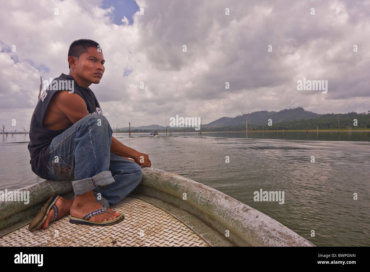 Il lago di BAYANO, PANAMA - Kuna uomo indigeni sulla barca, nella comarca Kuna de Madungandi territorio indigeno. Foto Stock