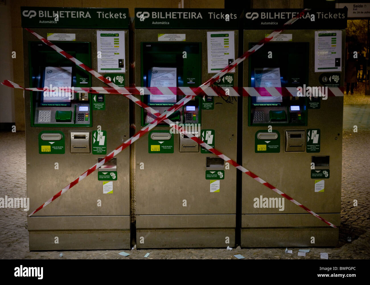 Macchine di ticketing a Lisbona di Cais do Sodré stazione ferroviaria, fissati con nastro e arrestare durante uno sciopero generale Foto Stock