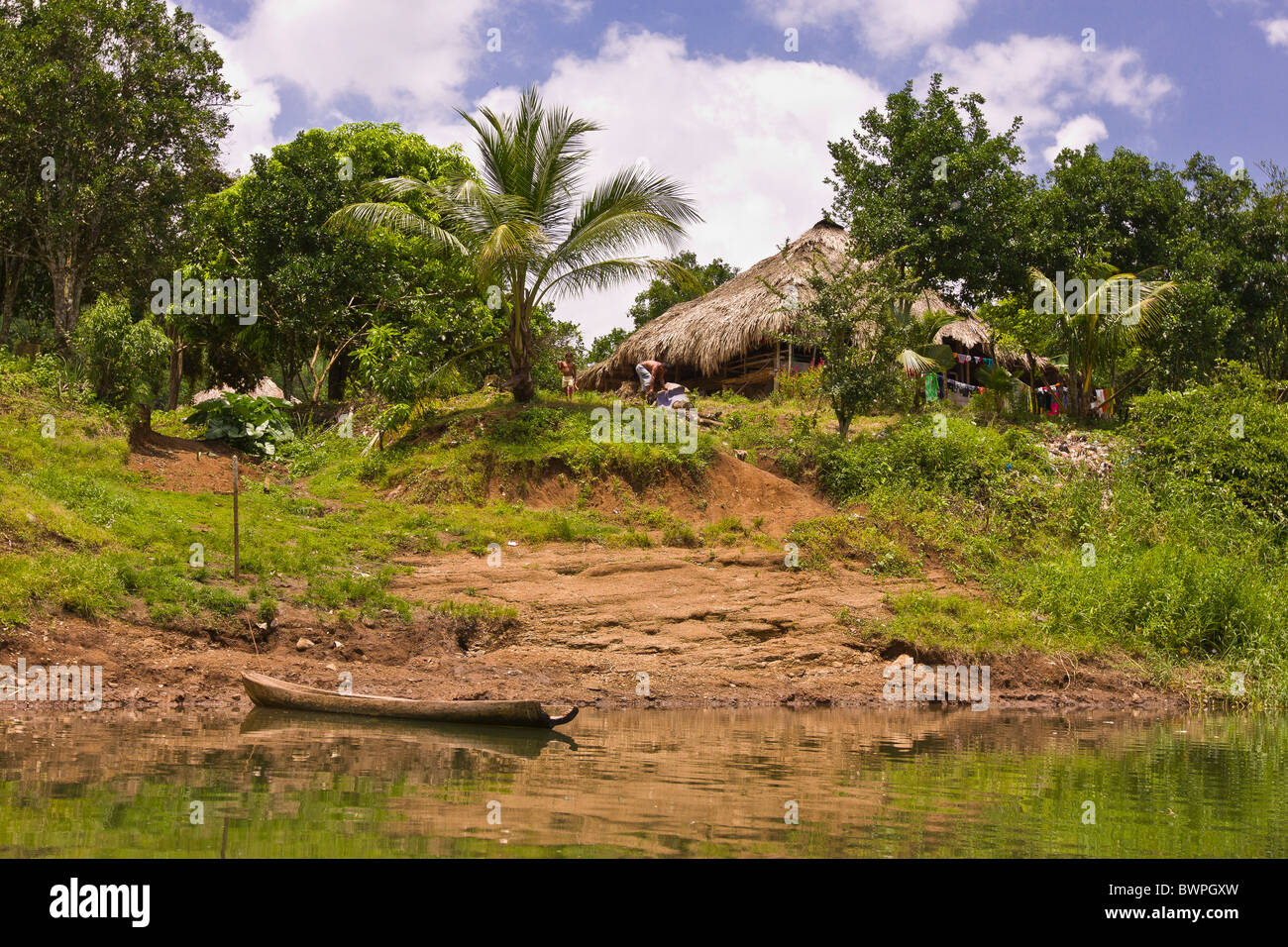 Il lago di BAYANO, PANAMA - insediamento sulla riva, Comarca Kuna de Madungandi territorio indigeno. Foto Stock