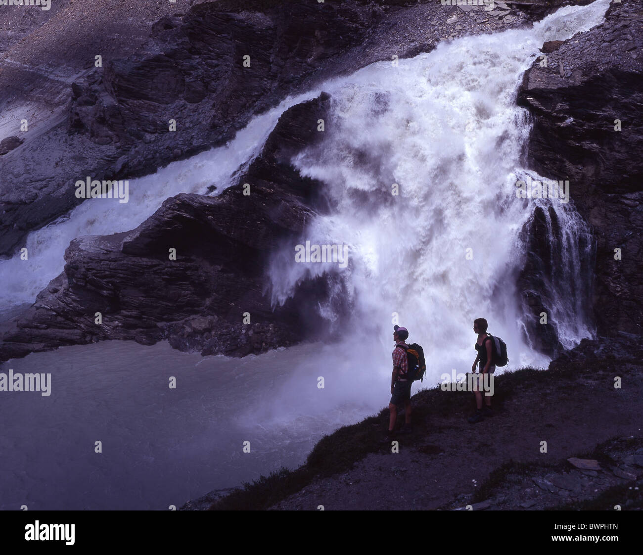 Svizzera Europa Lac des Dix Grande Dixence Val d'Heremence canton Vallese giovane escursionismo escursionista escursionisti acqua Foto Stock