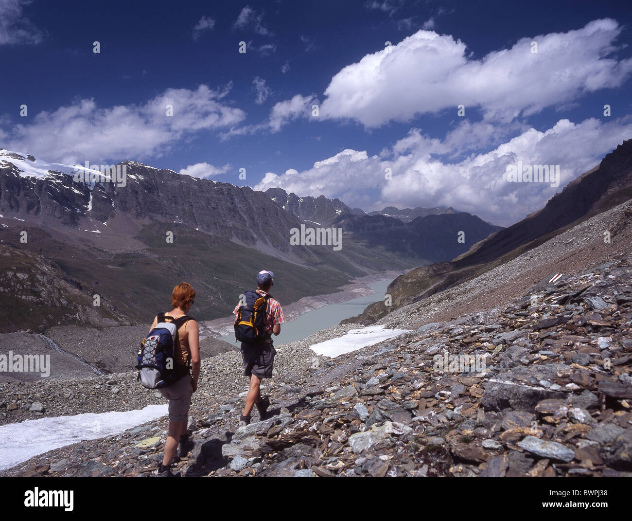 Svizzera Europa Lac des Dix Grande Dixence Val d'Heremence canton Vallese giovane escursionismo escursionista escursionisti rocce Foto Stock