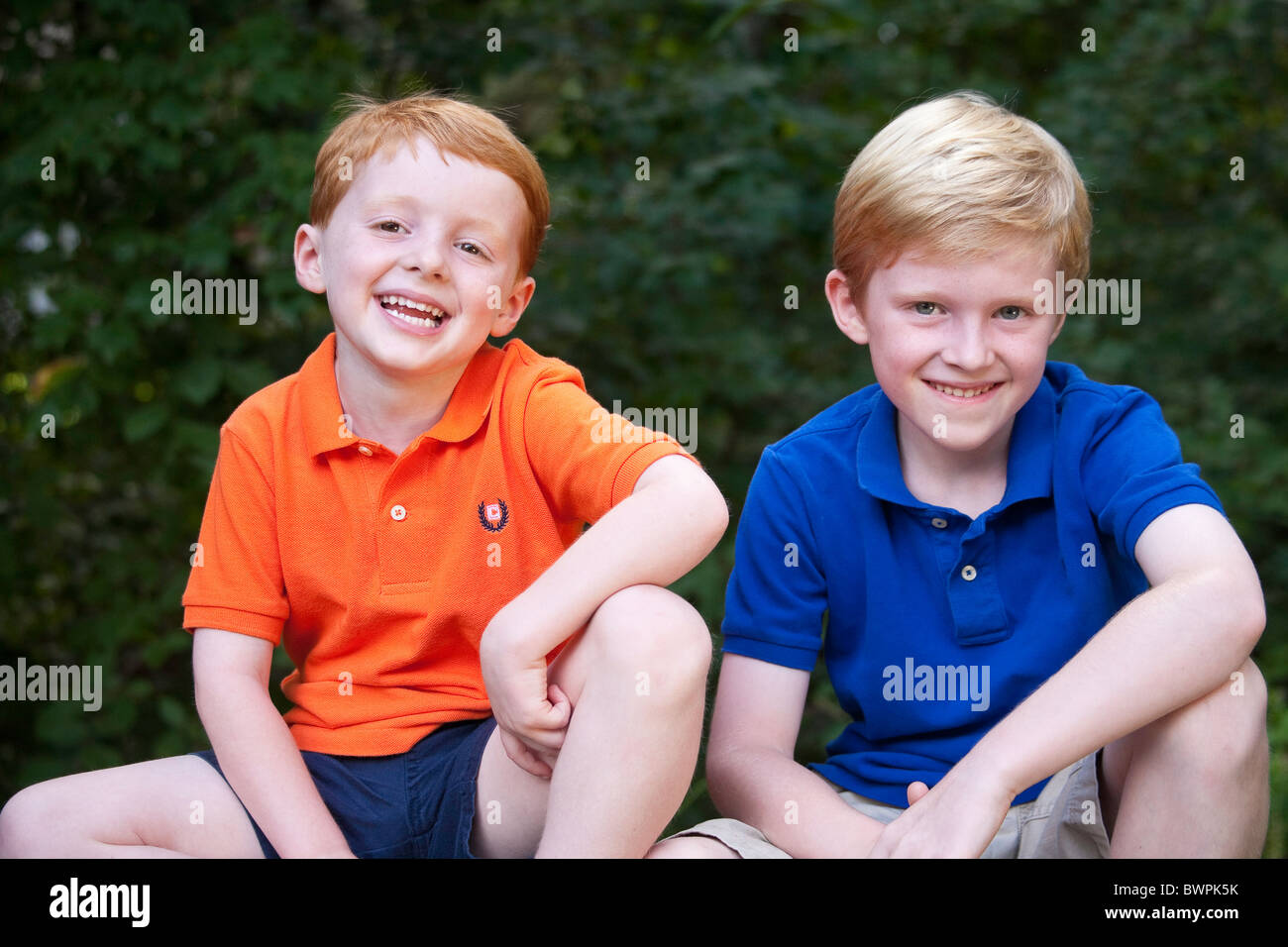 Red intitolato Fratelli sorridente alla fotocamera, STATI UNITI D'AMERICA Foto Stock
