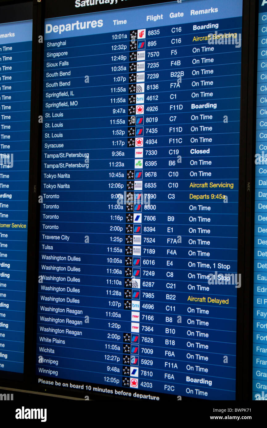 Una scheda di partenza, volo Board, scheda arrivi all'aeroporto di Chicago. Foto Stock