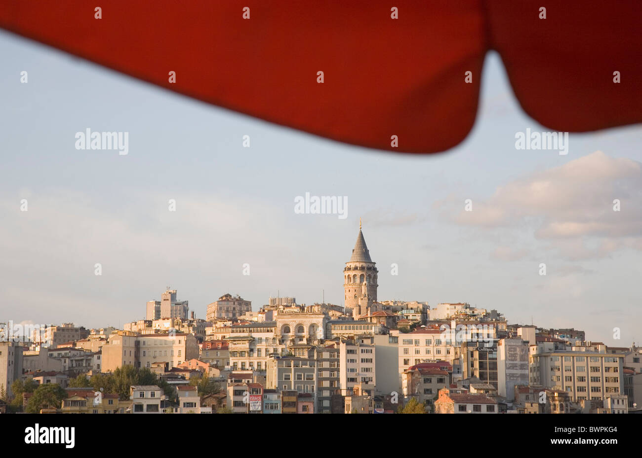 Turchia Istanbul Sultanahmet Vista della Torre di Galata in Beyoglu dall'ombra del baldacchino rosso accanto a ponte Galata. Foto Stock