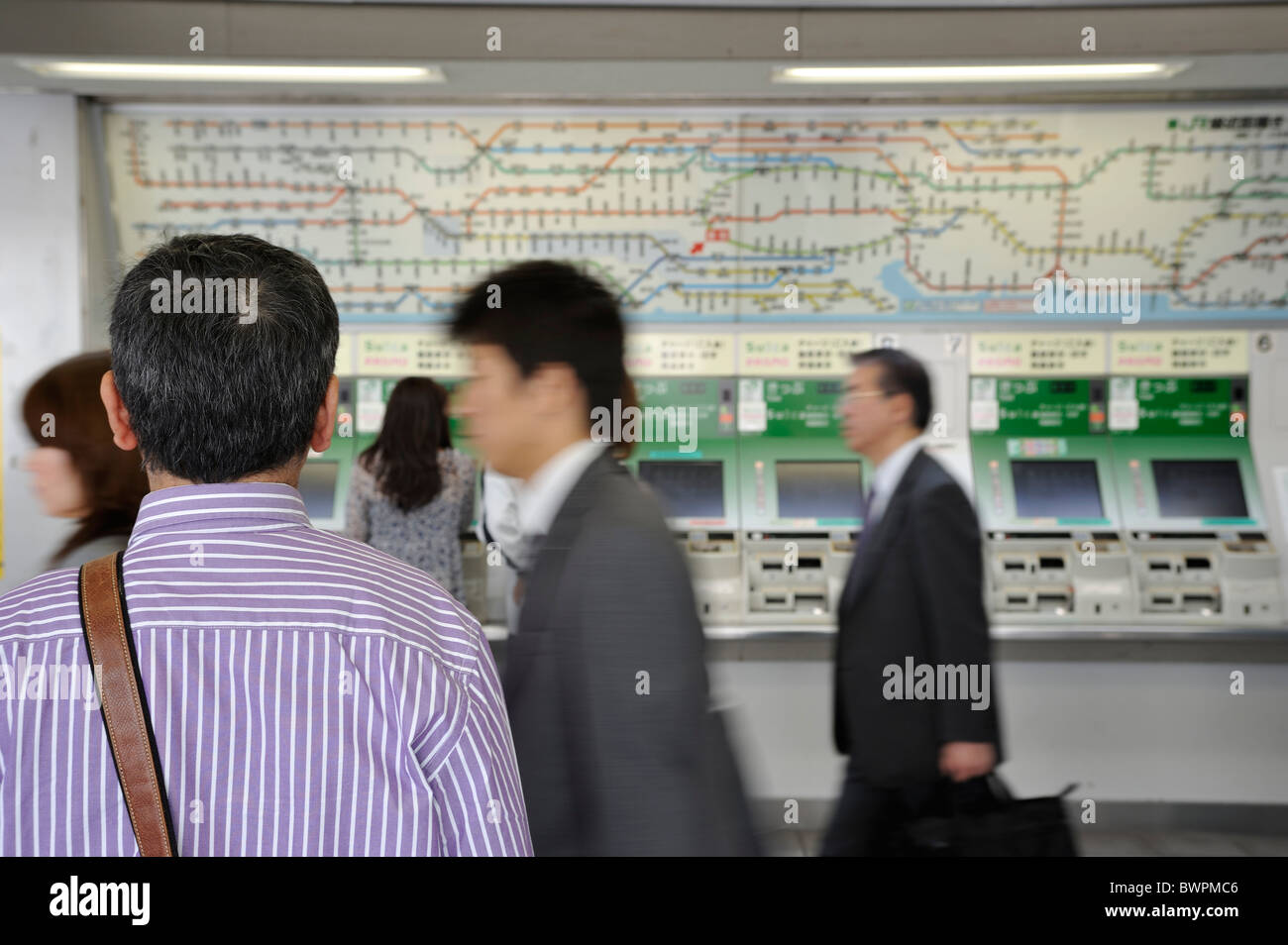 Il giapponese un uomo guarda la cartina del percorso alla stazione Harajuku, Tokyo, Giappone Foto Stock