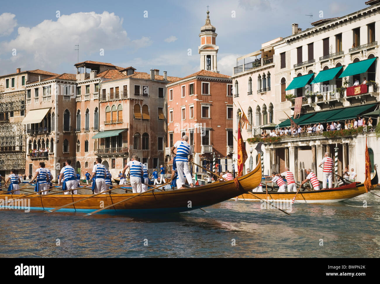 Italia Veneto Venezia i partecipanti in regata Storico annuale storica regata in gondola sul Canal Grande che indossano il costume tradizionale Foto Stock