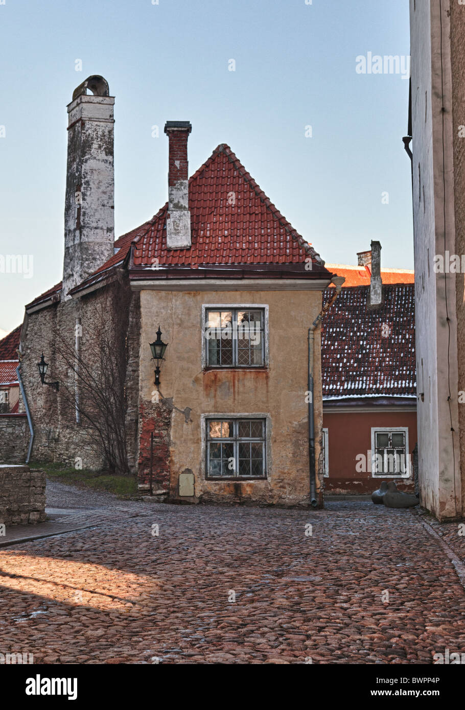 Vecchia casa a Tallinn in Toompea vicino alla Chiesa della Cupola presi in HDR per meglio mostrare i dettagli nelle pareti e street Foto Stock