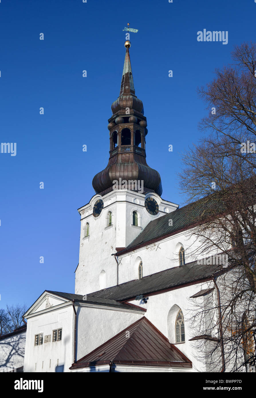 Chiesa Dome in Estonia a Tallinn con una chiusura della guglia di bronzo e la torre campanaria Foto Stock