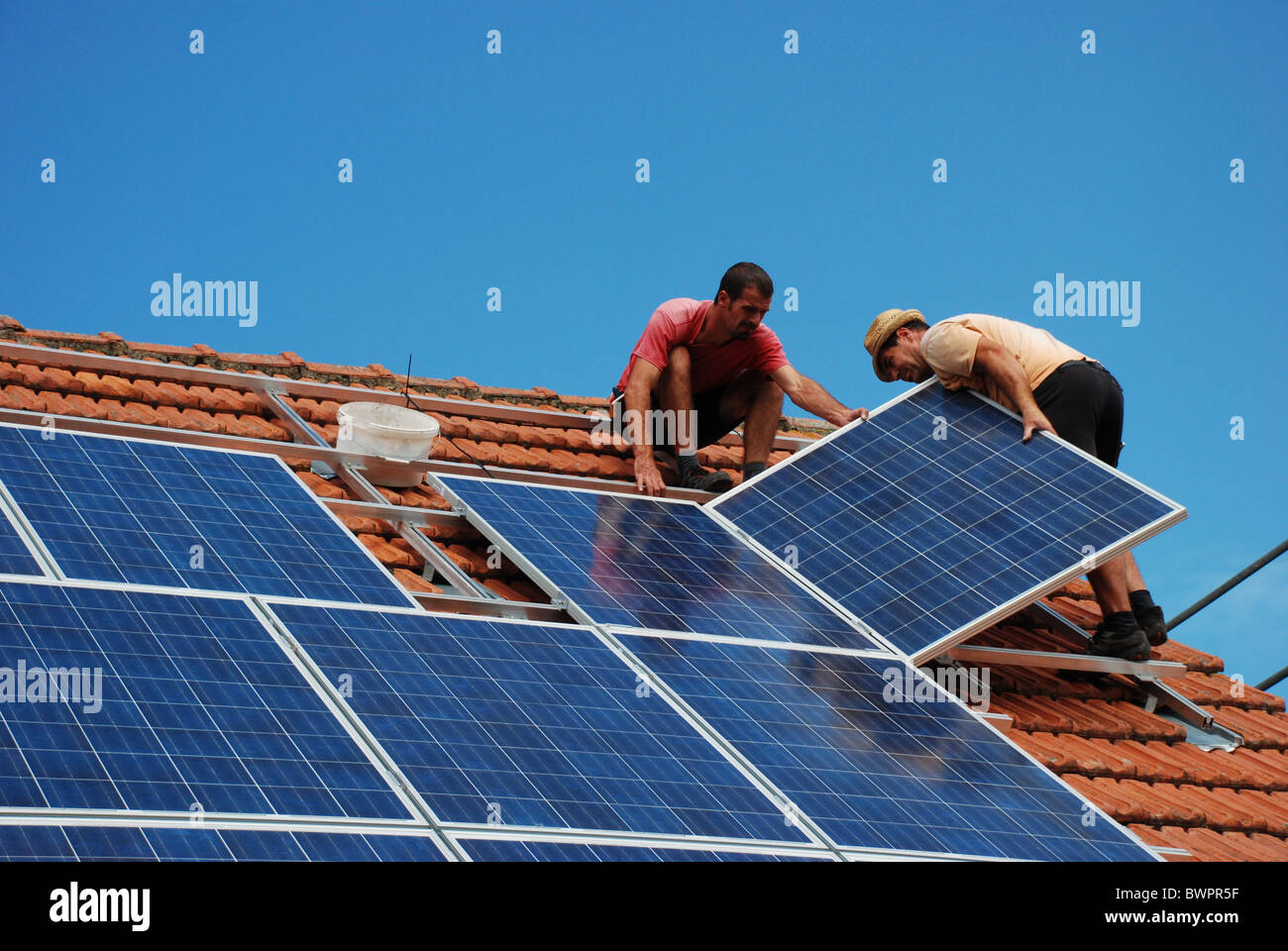 Installazione di un impianto solare Foto Stock