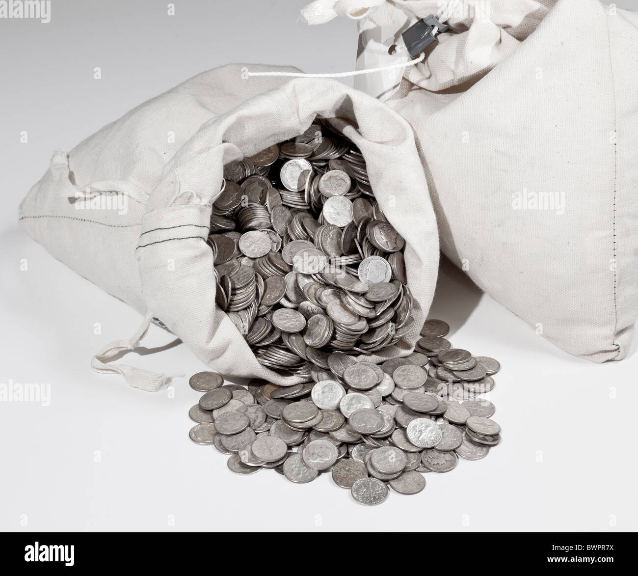 Sacco biancheria di puro vecchie monete d'argento utilizzato per investire in argento come una merce Foto Stock