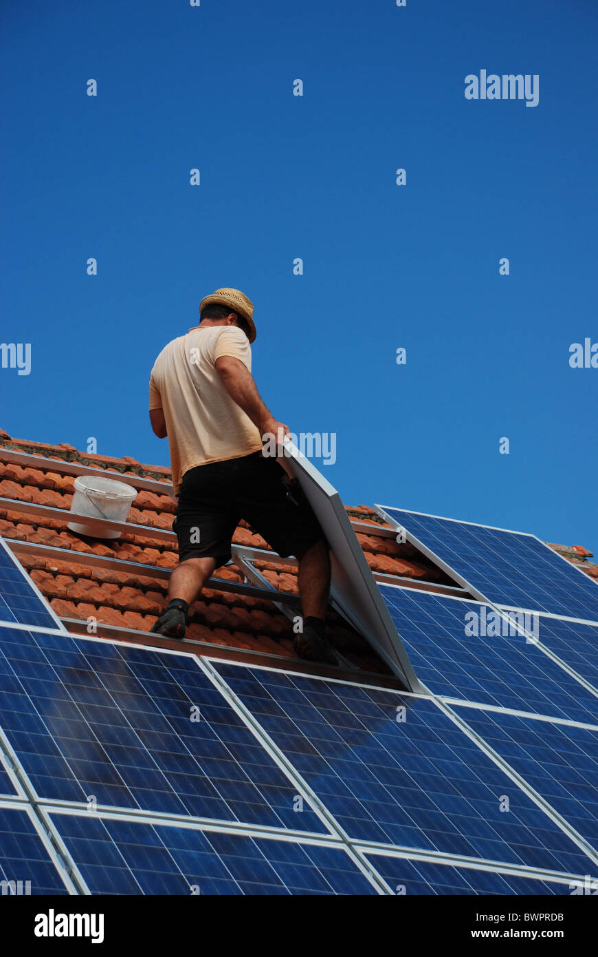 Installazione di un impianto solare Foto Stock