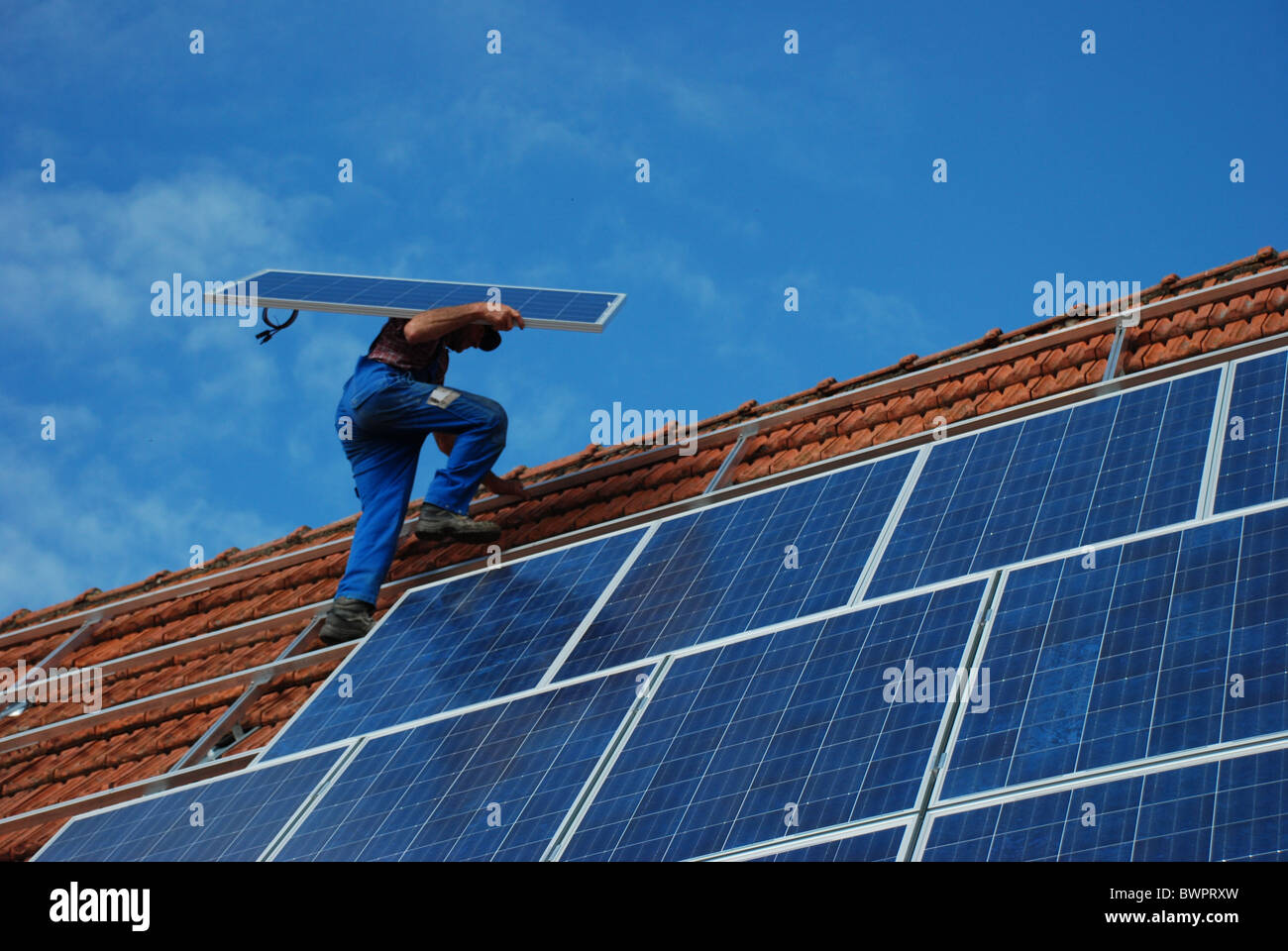 Installazione di un impianto solare Foto Stock
