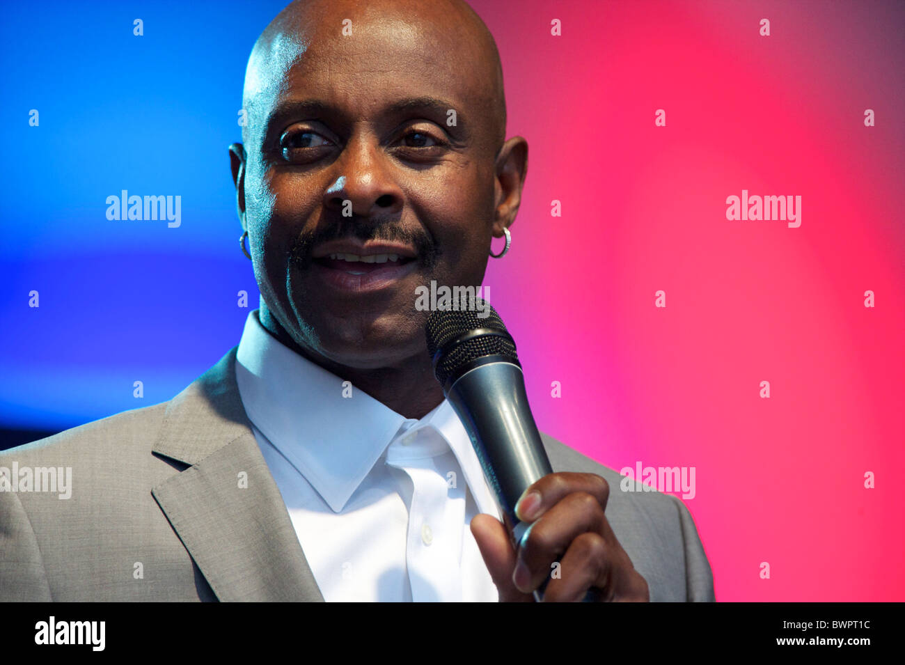 Hall of Fame wide receiver Jerry Rice parla di appassionati al rally di NFL a Trafalgar Square a Londra il 30 ottobre 2010, in Foto Stock