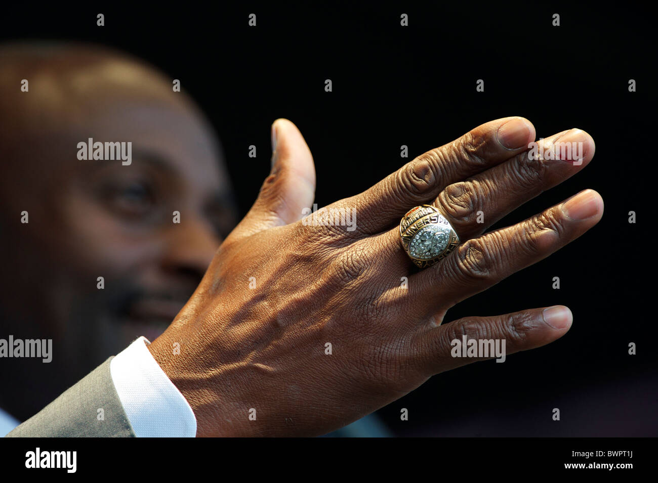 Hall of Fame wide receiver Jerry Rice parla di appassionati al rally di NFL a Trafalgar Square a Londra il 30 ottobre 2010, in Foto Stock