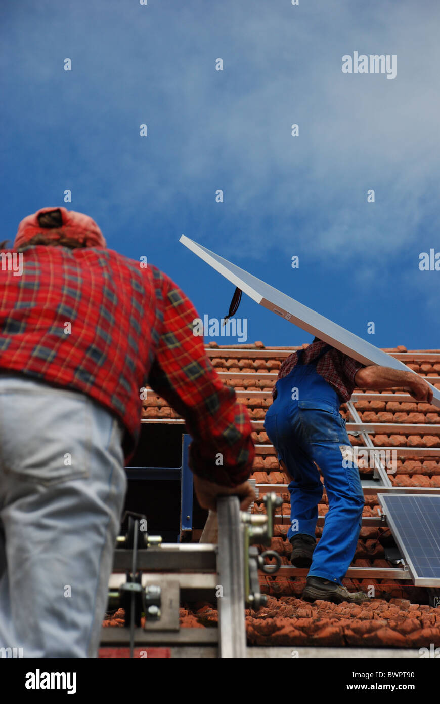 Installazione di un impianto solare Foto Stock