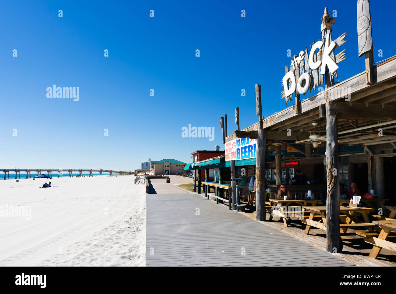 Il Dock bar sulla spiaggia vicino al molo e il centro resort, la spiaggia di Pensacola, Isola di Santa Rosa, costa del Golfo della Florida, Stati Uniti d'America Foto Stock