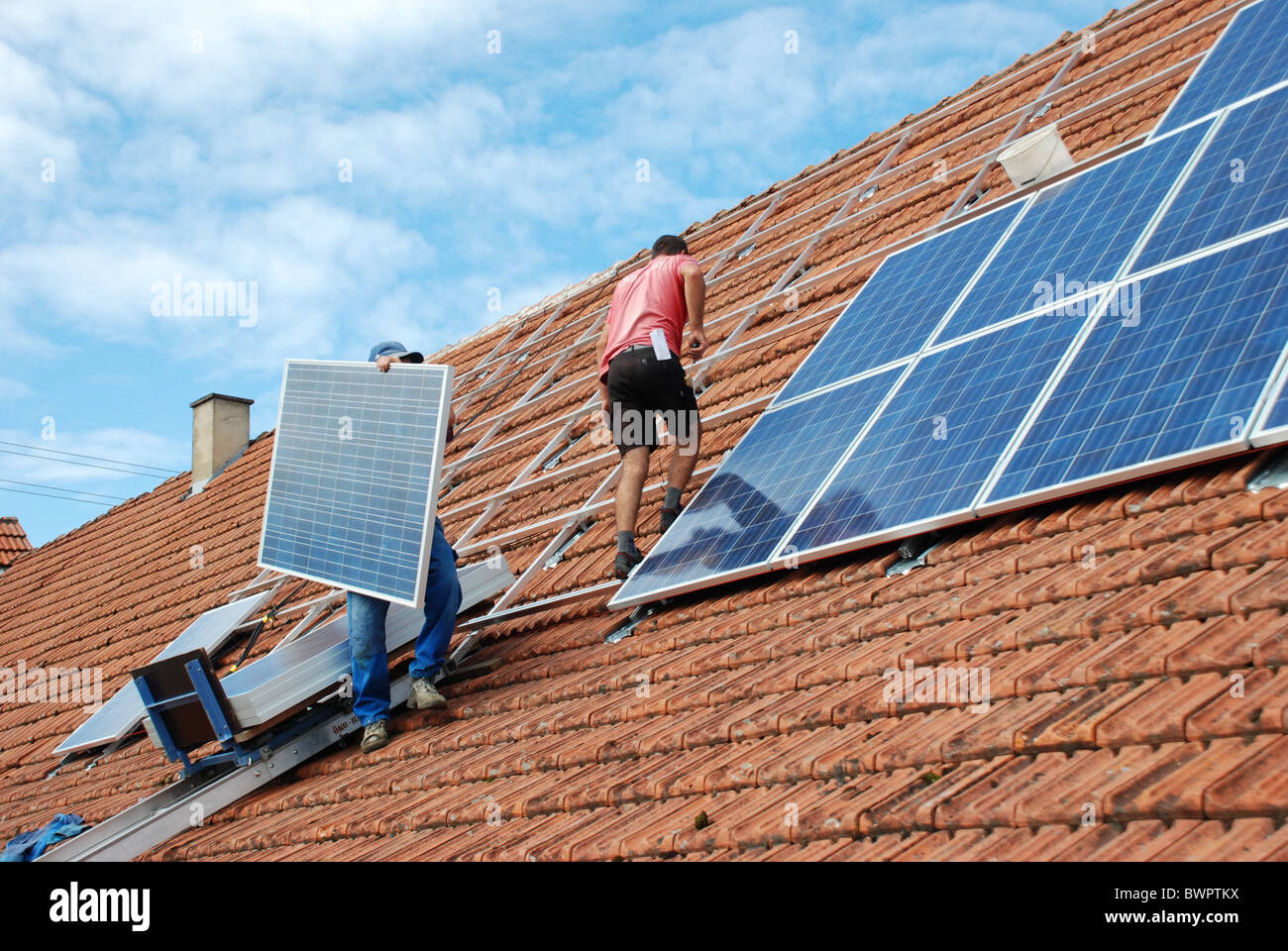Installazione di un impianto solare Foto Stock