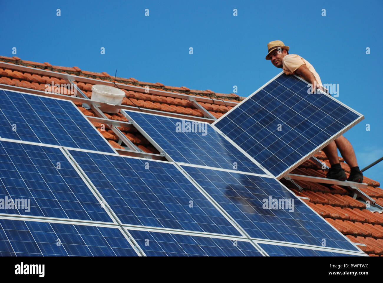 Installazione di un impianto solare Foto Stock