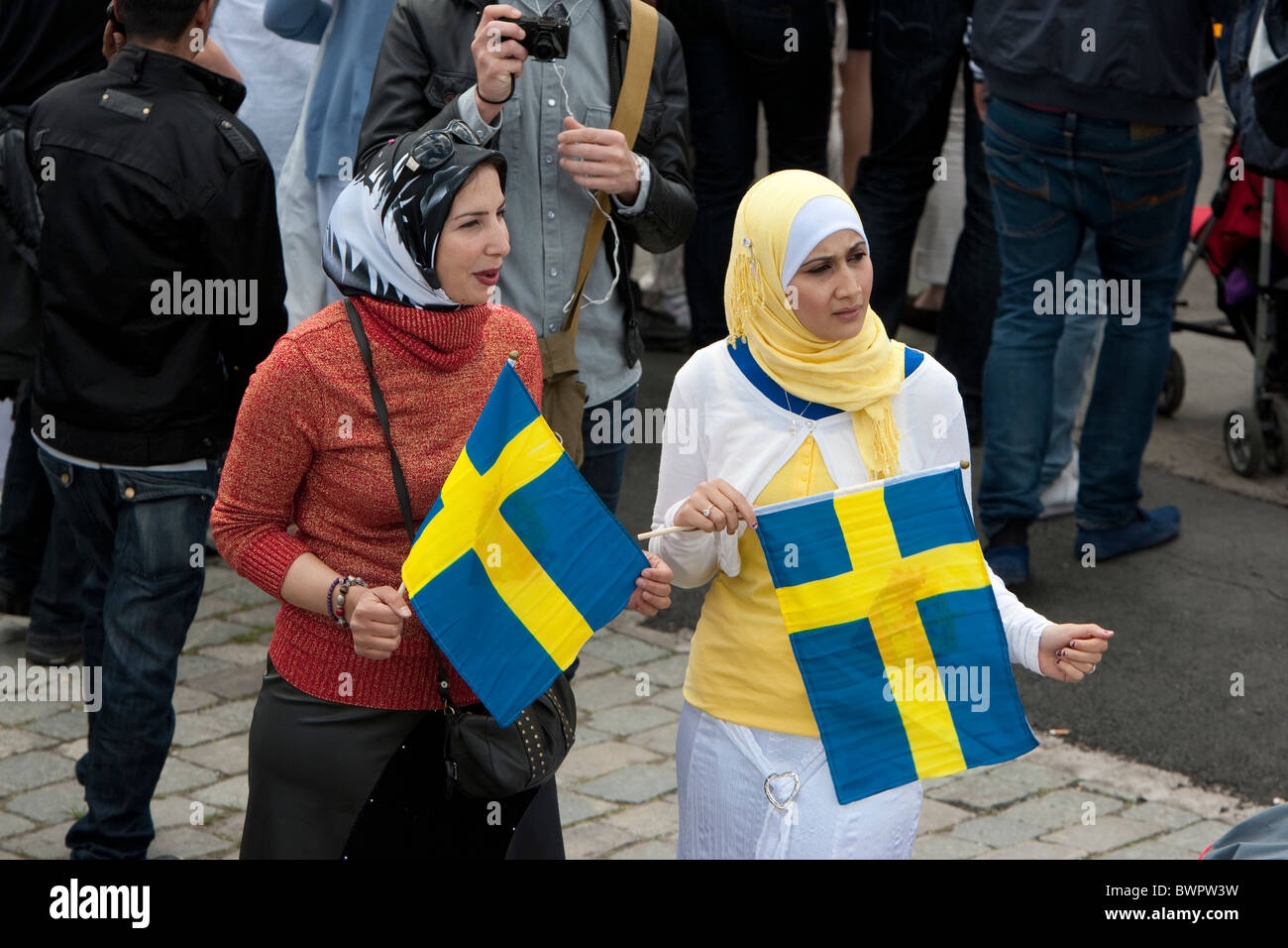 Le donne immigrate con bandiera svedese Foto Stock