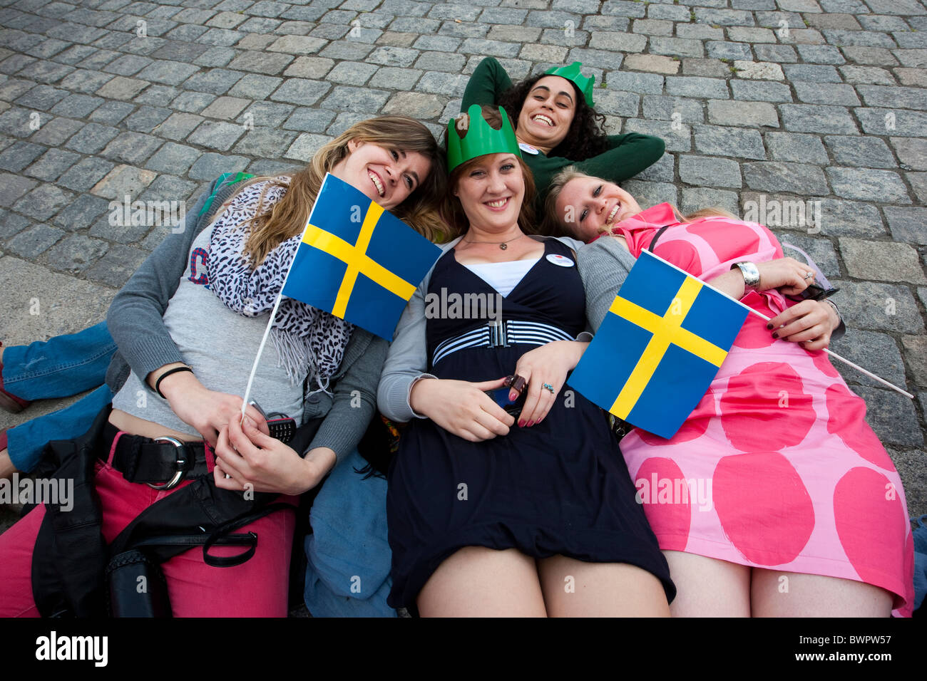 I giovani che giace a terra con la bandiera svedese Foto Stock
