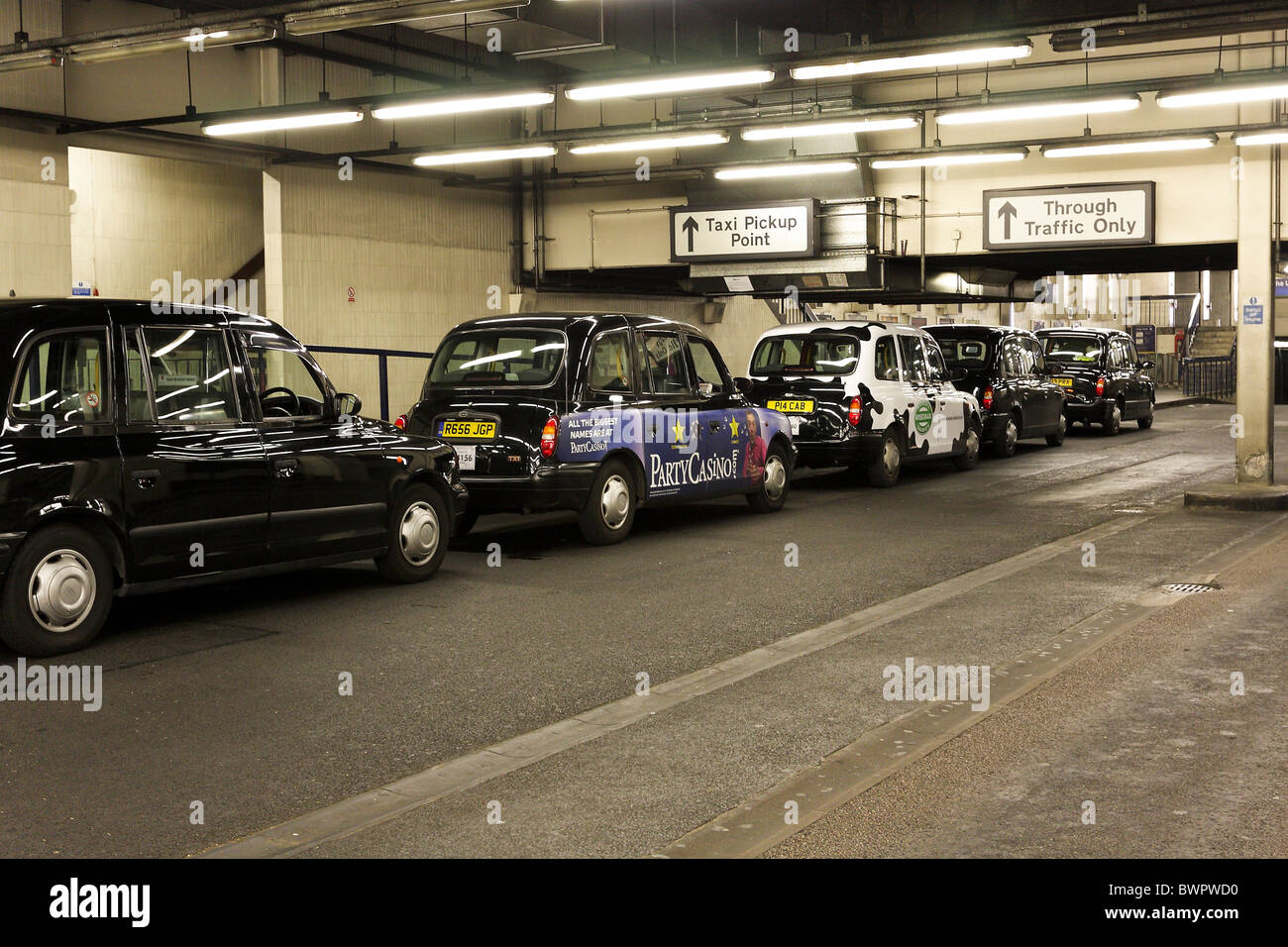 Londra iconici taxi attendere per i potenziali clienti presso la metropolitana taxi presso la stazione di Euston,Londra. Foto Stock