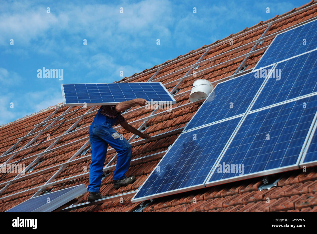 Installazione di un impianto solare Foto Stock