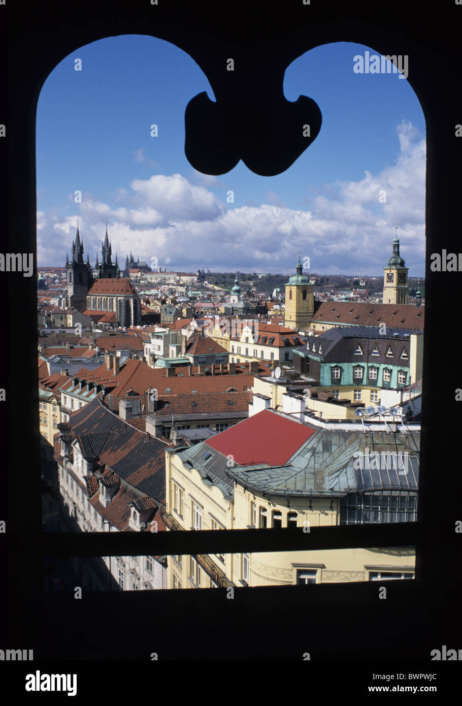 Repubblica Ceca Praga Città Vecchia chiesa di Tyn tetti panoramica si affacciano sulla città Foto Stock