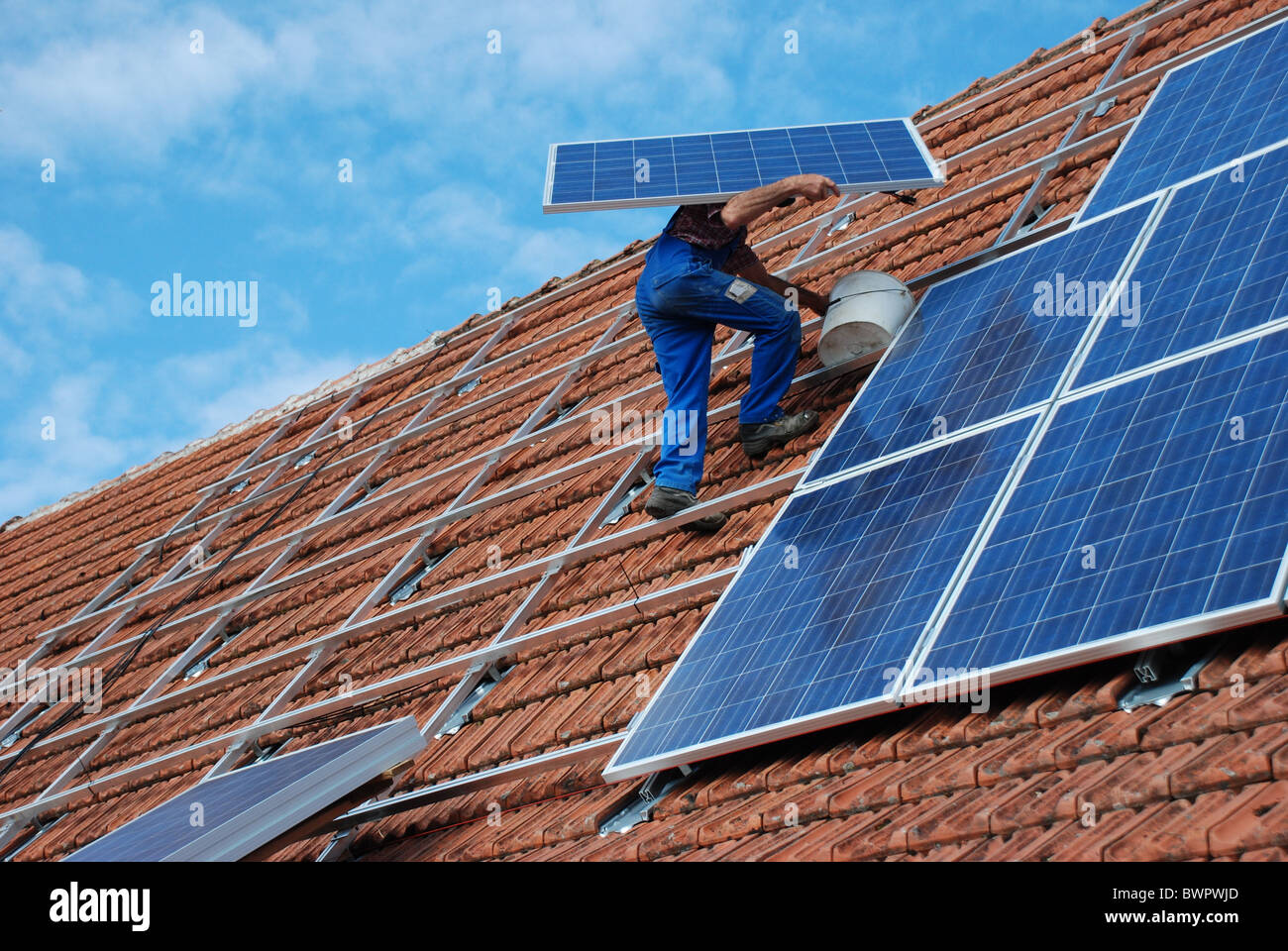 Installazione di un impianto solare Foto Stock