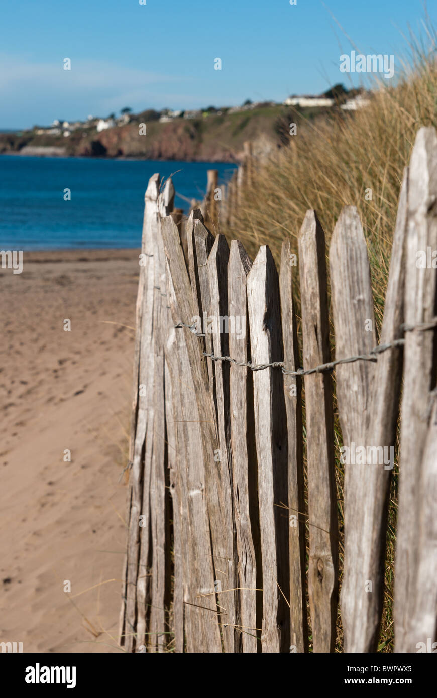 Recinzione sulla spiaggia di Bantham per prevenire fenomeni di erosione del terreno Foto Stock