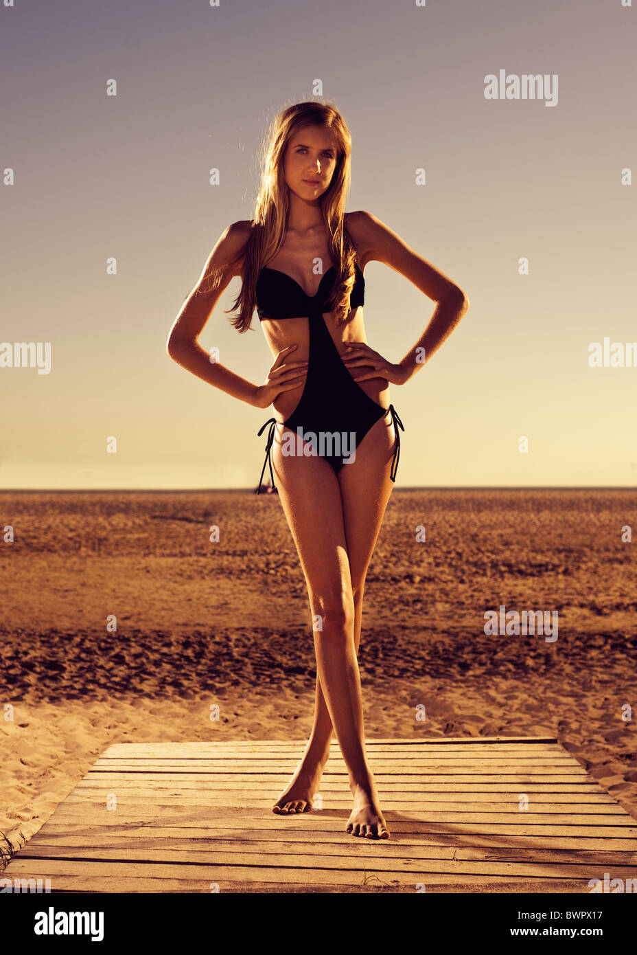 Modello femminile in spiaggia Foto Stock