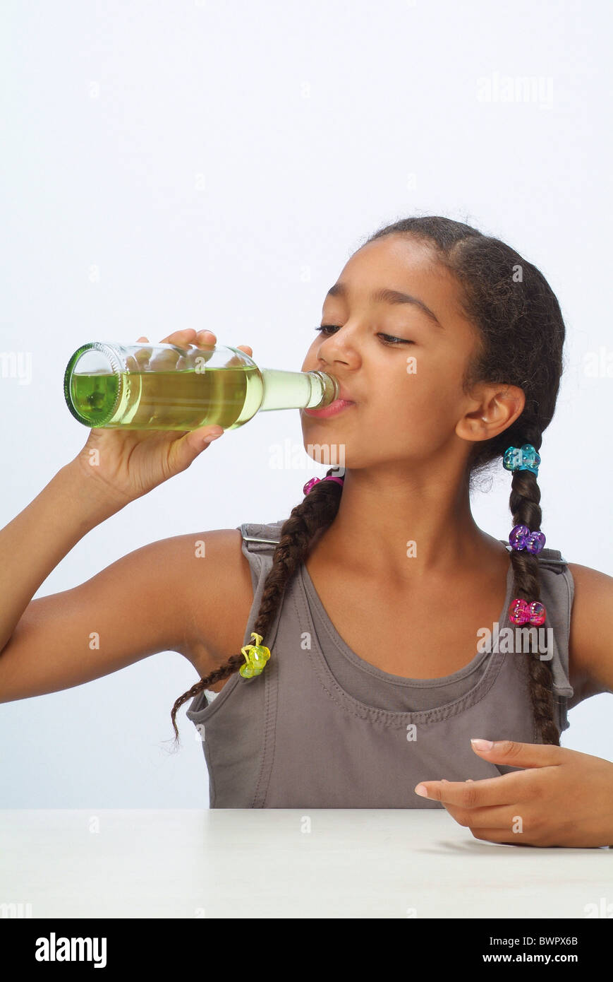 Ritratto di una ragazza con un drink Foto Stock