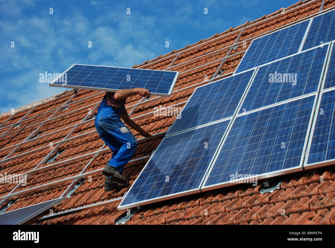 Installazione di un impianto solare Foto Stock