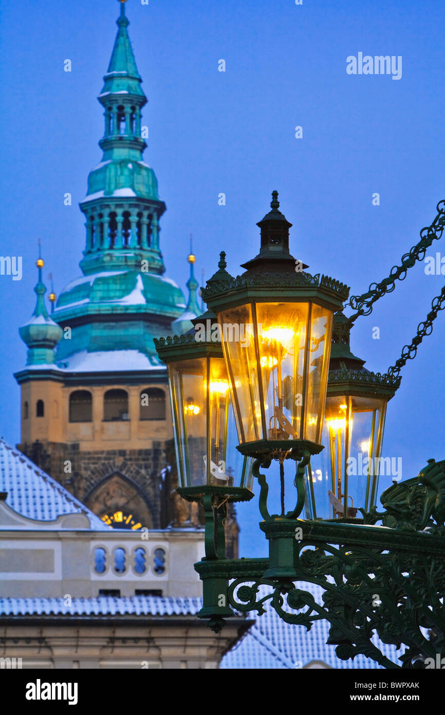 Repubblica Ceca Praga Lanterna Gas Hradcany castle la Cattedrale di San Vito Città Colore Colore diurno al tramonto Foto Stock