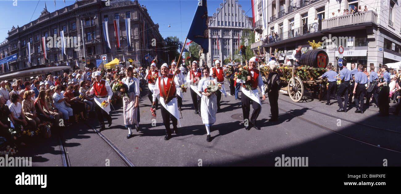Svizzera Europa Zurigo Città Sechselauten sfilata di costumi tradizionali spettatori nostalgia di persone popolano str Foto Stock