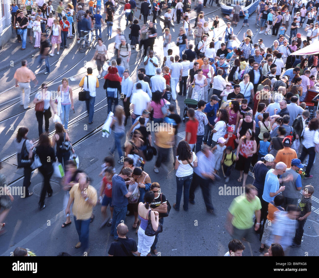 Svizzera Europa Zurigo Città persone folla street car town spettatori visitatori panoramica da sopra un alto Foto Stock