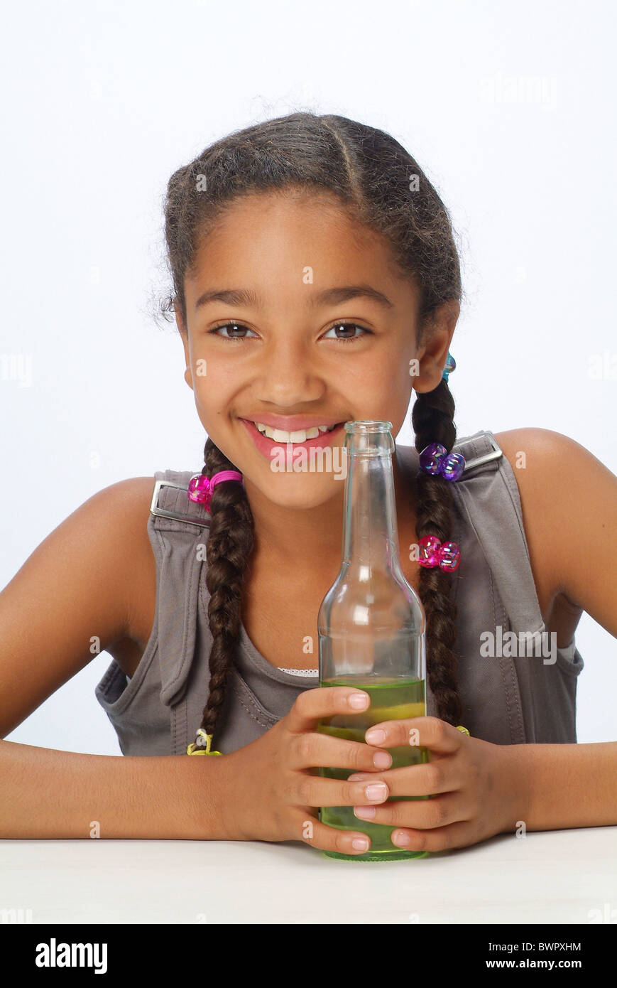Ritratto di una ragazza con un drink Foto Stock