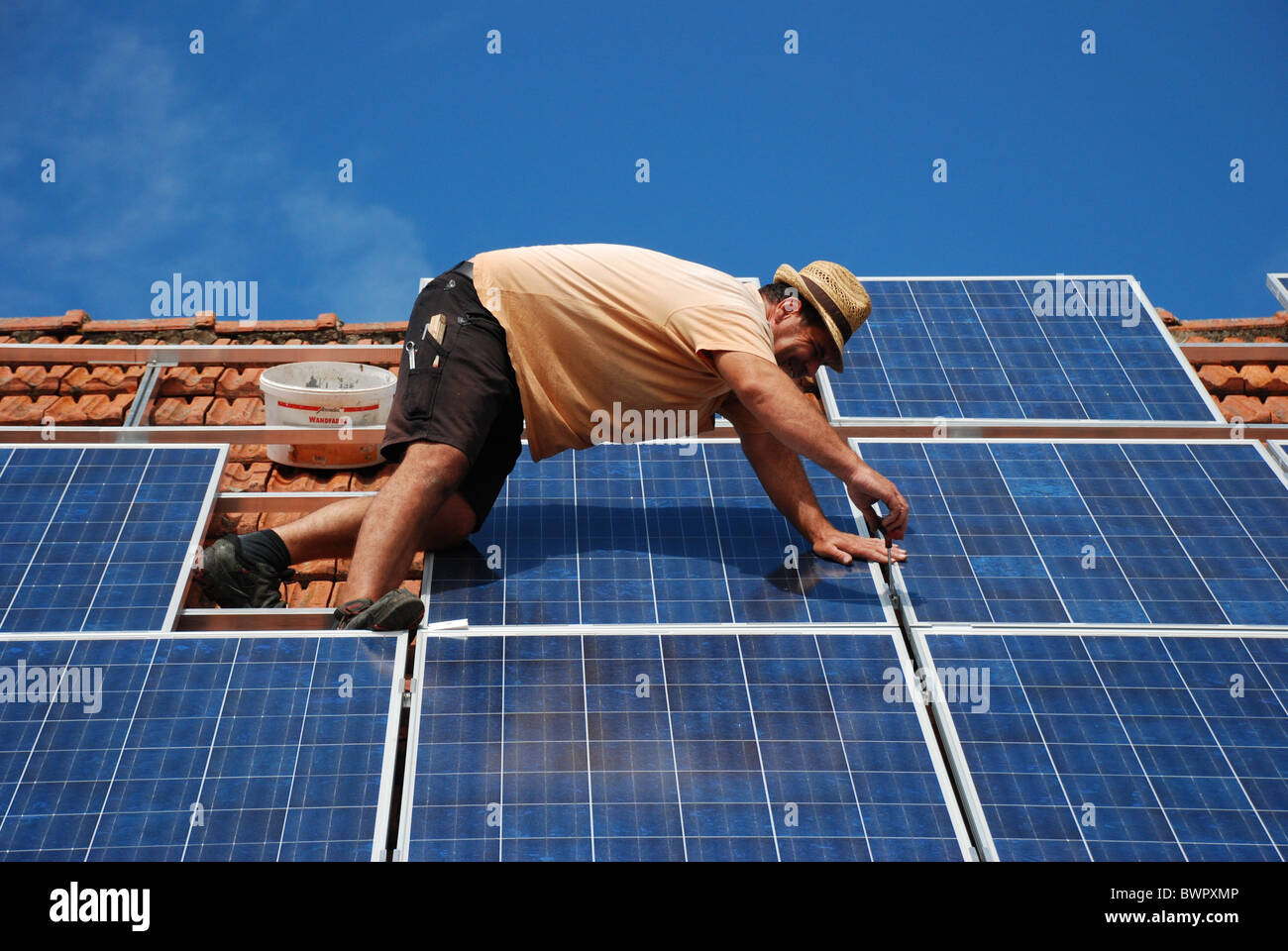Installazione di un impianto solare Foto Stock
