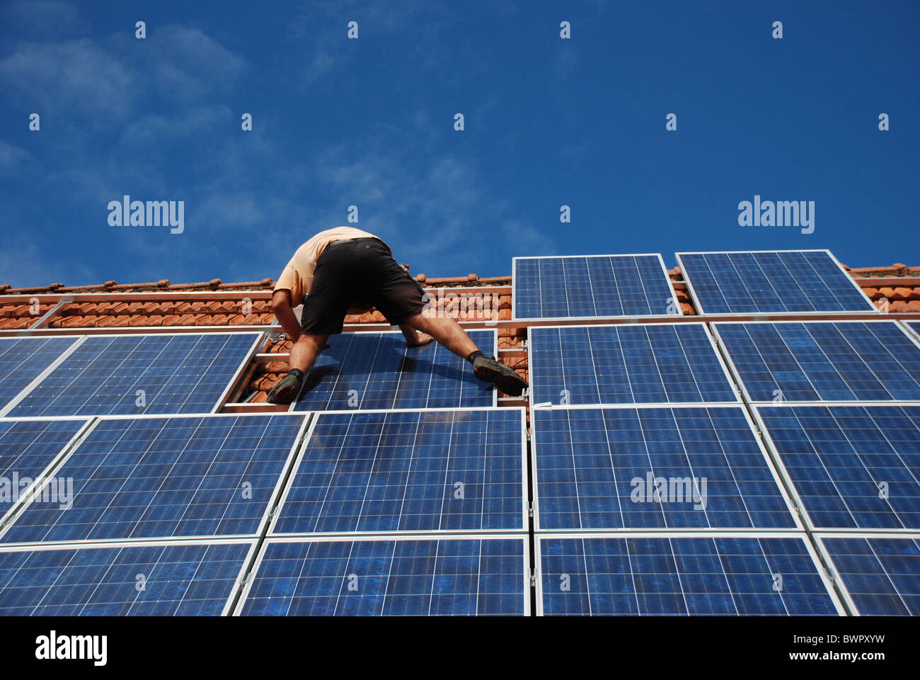 Installazione di un impianto solare Foto Stock