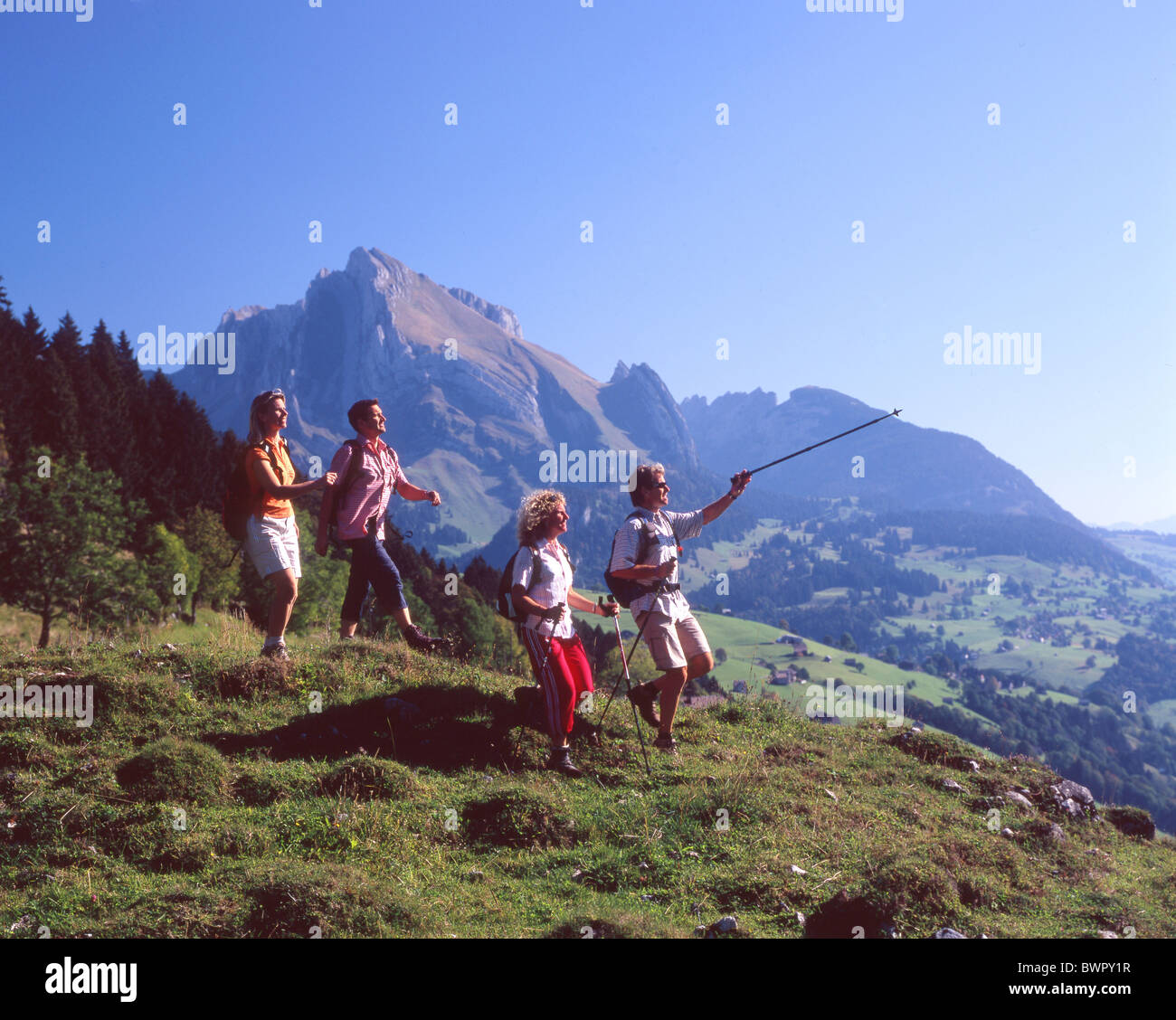 Svizzera Europa Alt St.Johann Cantone San Gallo Toggenburg escursionisti escursionista escursionismo quattro persone Landscap gruppo Foto Stock