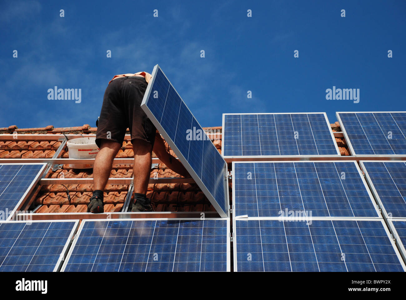 Installazione di un impianto solare Foto Stock