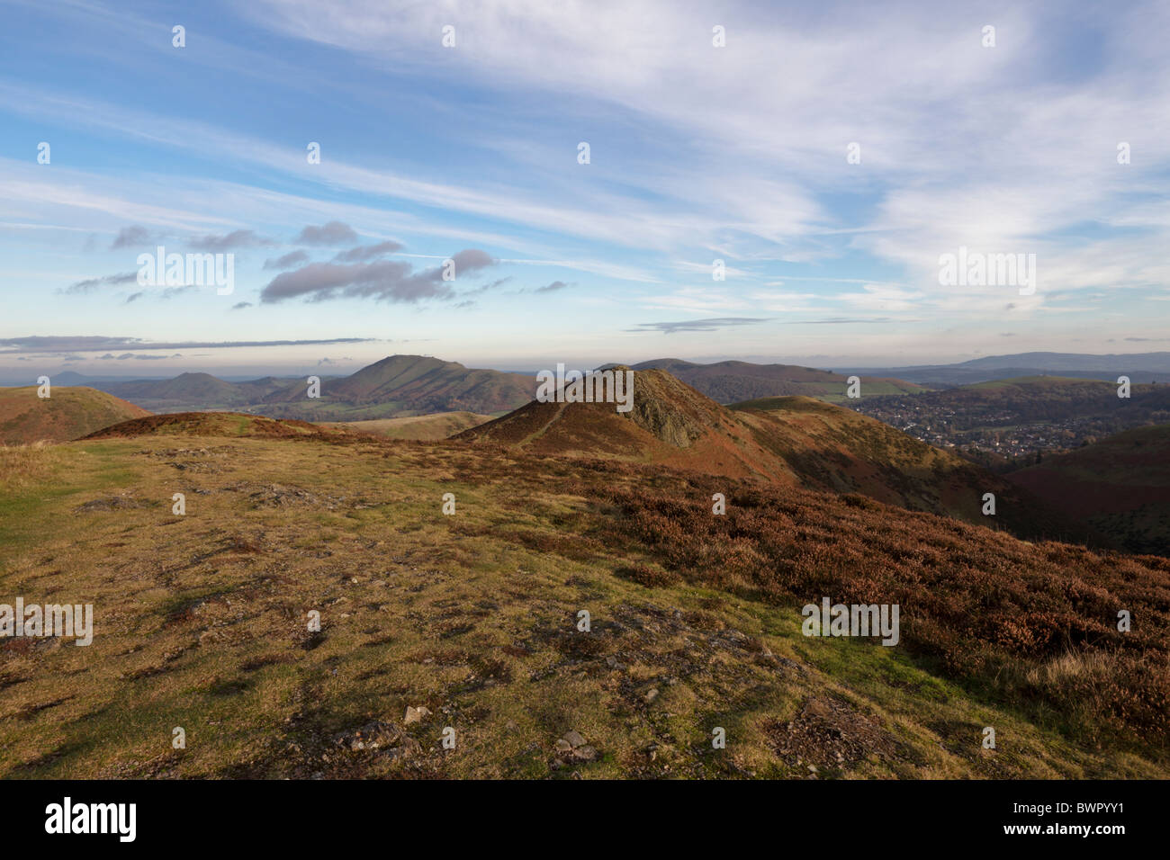 Una vista da pon alta sul Longmynd nello Shropshire con viste a nord est prendendo in Caer Caradoc e il Lawley. Foto Stock