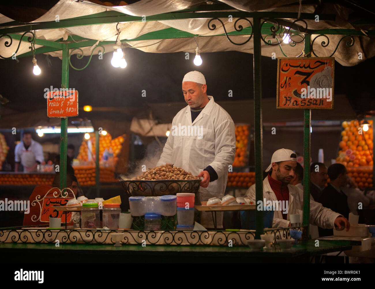 Bollito di lumache in zuppa per vendita, piazza Djemma El Fna a Marrakech, Marocco Foto Stock