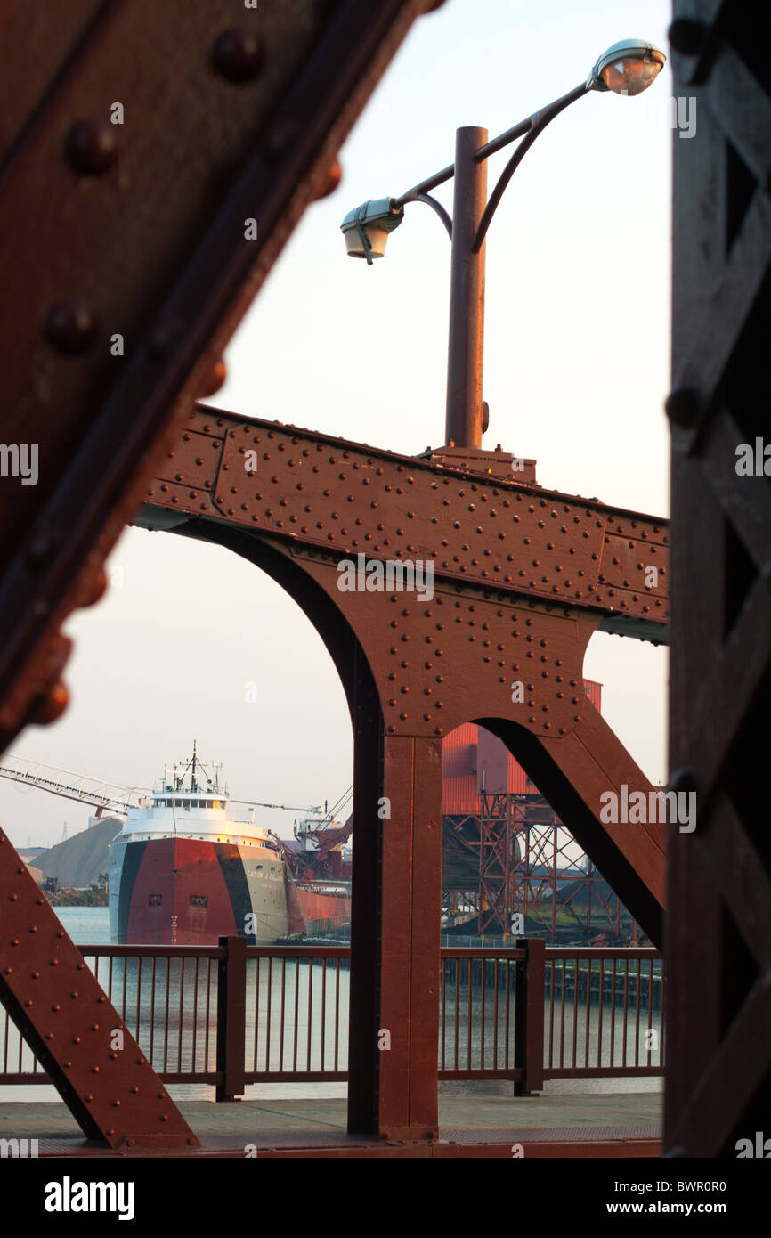 Una grande nave prende su di un carico di carbone sul Calumet River in Chicago, come visto attraverso una delle città del classico ponti. Foto Stock