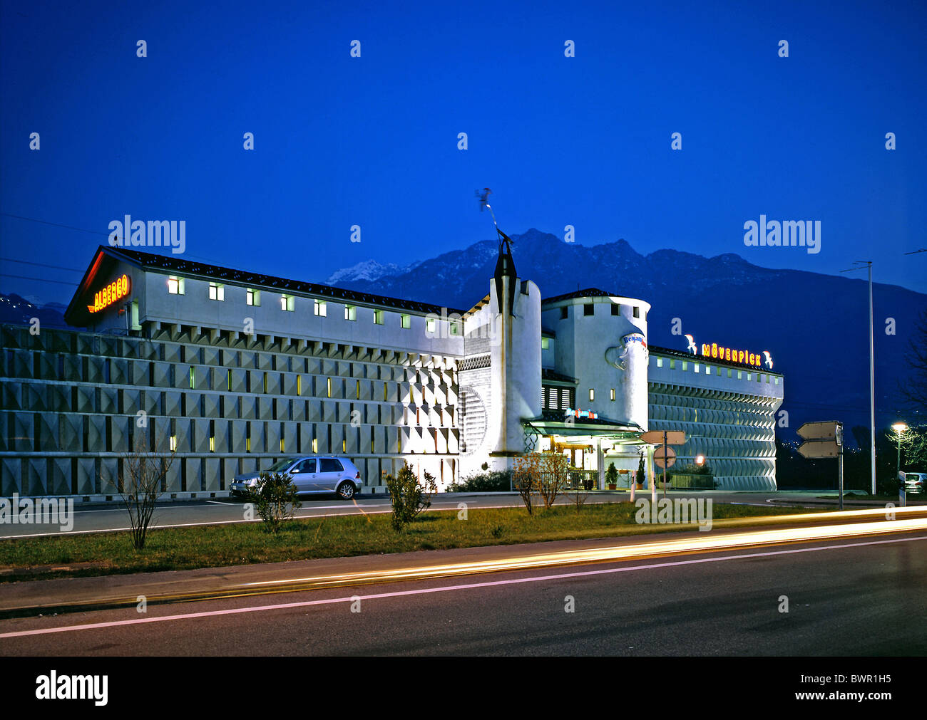 Svizzera Europa Bellinzona ristorante autogrill autostrada Autostrada  ristorante di notte architettura sede Foto stock - Alamy