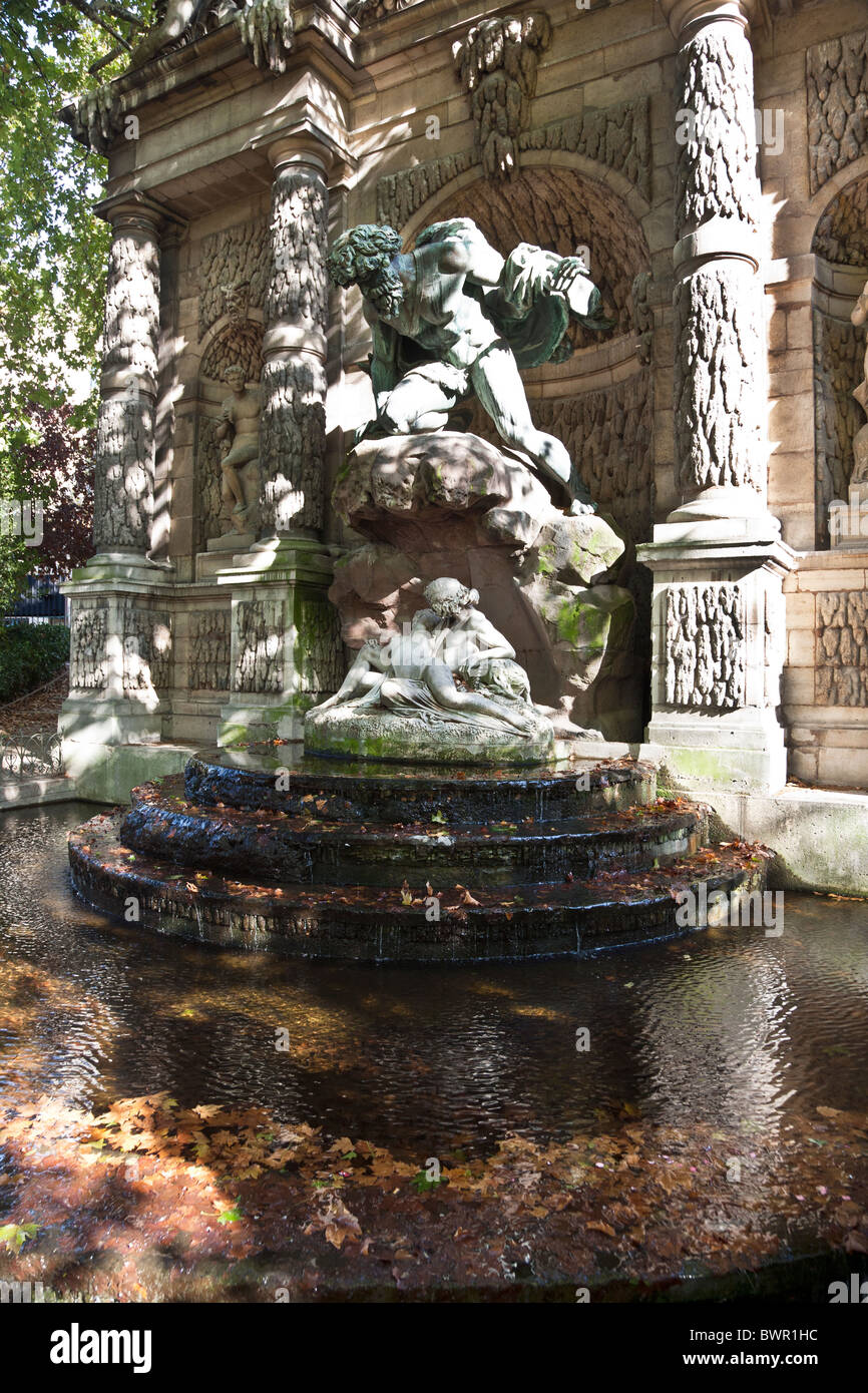 Polifemo sorprendente Acis & Galatea scultura di Auguste Ottin è il punto focale della Fontana Medicea giardini Luxembourg Parigi Foto Stock
