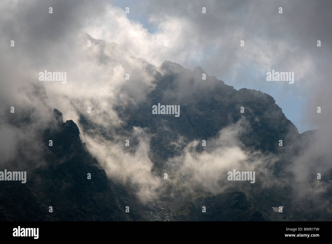 Nuvole di fronte a pareti di roccia nelle montagne Tatra (Morskie Oko area), Polonia Foto Stock