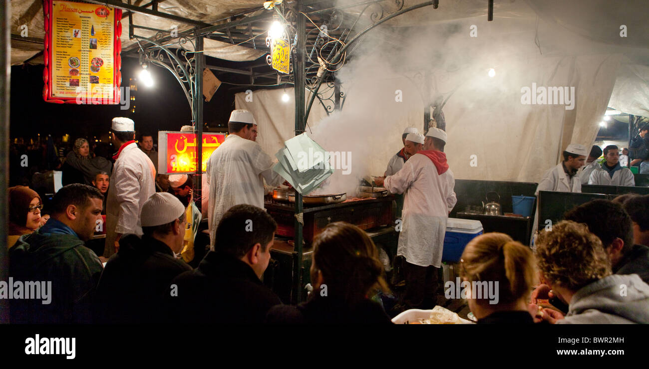 Ristorante esterno, Djemaa el Fna a Marrakech, Marocco Foto Stock