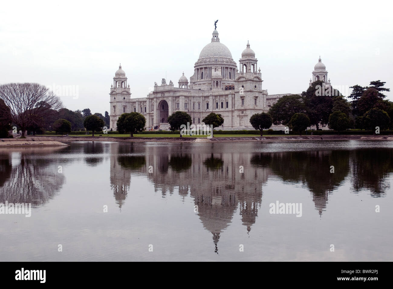 Riflesso in una piscina nei suoi 64 acri di giardini, il memoriale della Victoria si trova in splendore imperiale in Kolkata, India Foto Stock