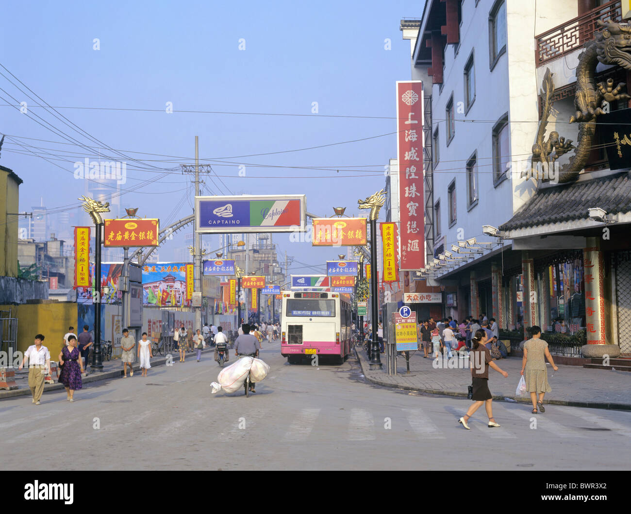 Cina Asia Shanghai Fuyou Lu vecchio quartiere Cinese Asia streetscene bus del traffico di persone locali strada segno tow Foto Stock