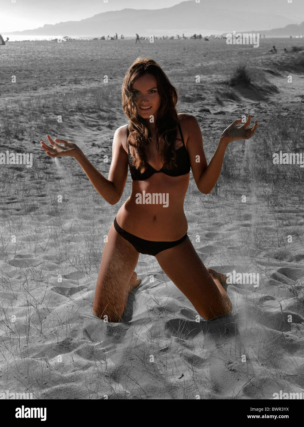 Giovane donna in bikini in spiaggia Foto Stock